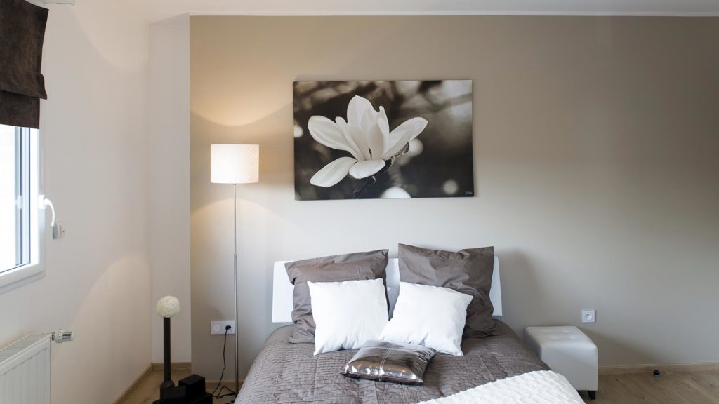Chambre parentale maison témoin décorée