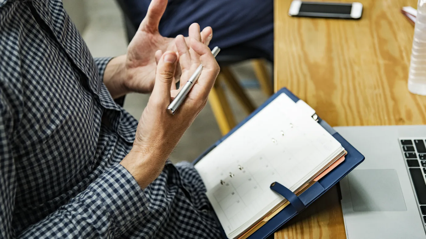 Conseiller Maisons d'en Flandre étudiant le projet de construction de maison