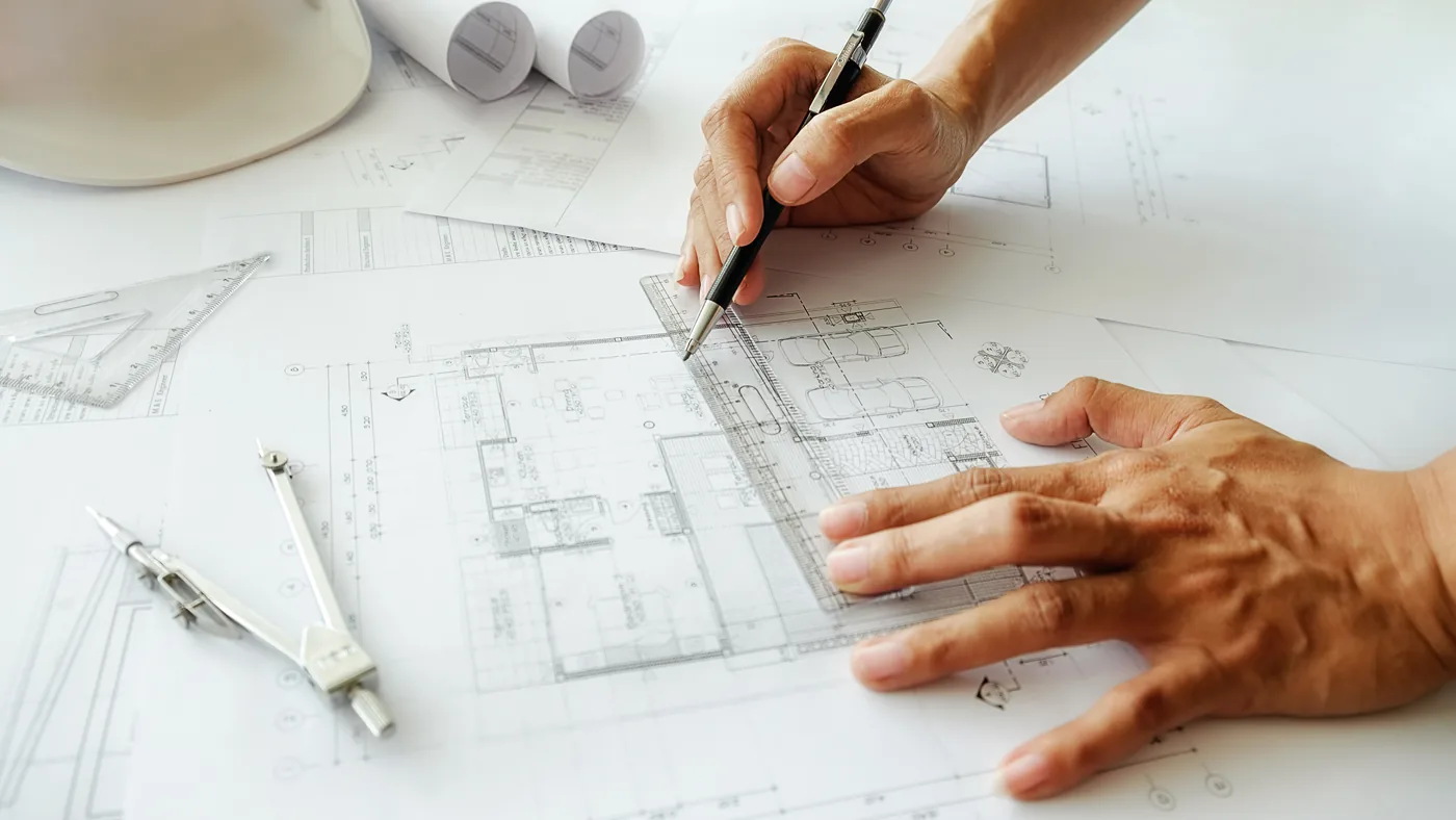 Finalisation des plans de la maison sur la planche à dessin