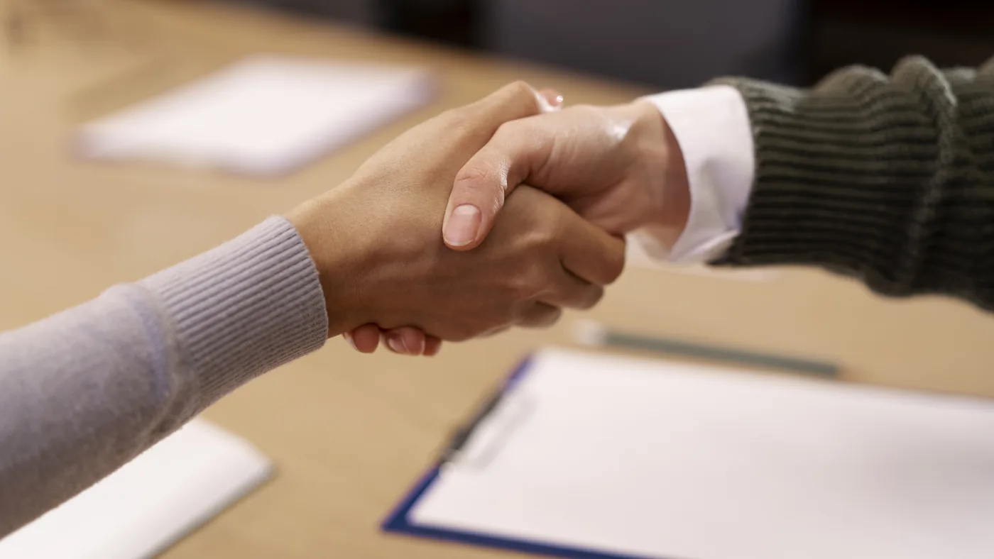 Poignée de main pour l'obtention du permis et la finalisation du financement